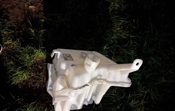 Toyota Avensis T270 Windshield washer fluid reservoir/tank 8531005141