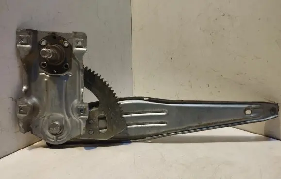 Rear door manual window regulator