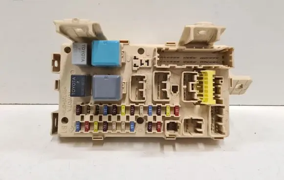 Toyota Avensis T250 Fuse module 82641CA030F