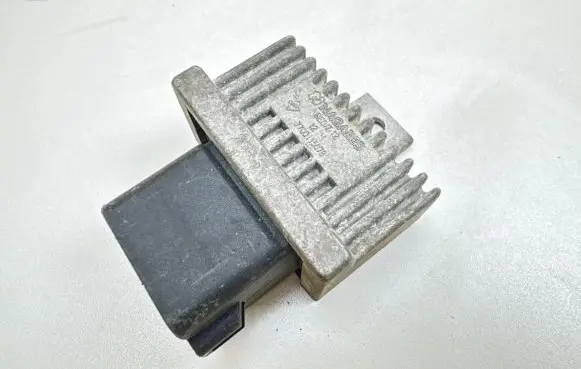 Nissan Note (E11) Glow plug pre-heat relay 7700115078 BED712