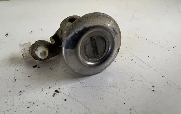Suzuki Grand Vitara I Front door lock (next to the handle) 