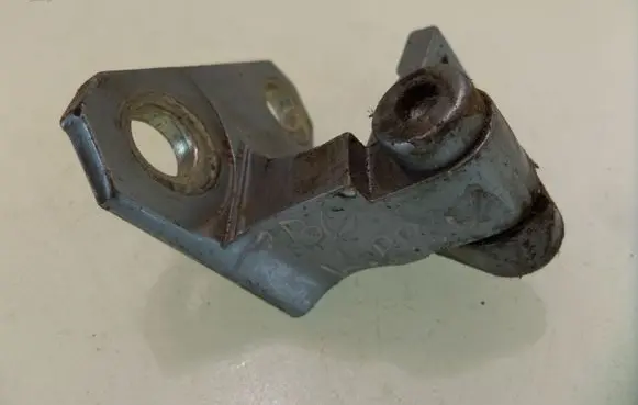 Volkswagen PASSAT B6 Front door upper hinge