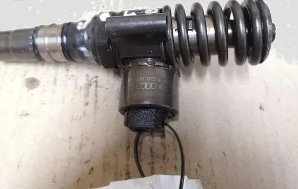 Volkswagen Touran I Fuel injector 03G130073G