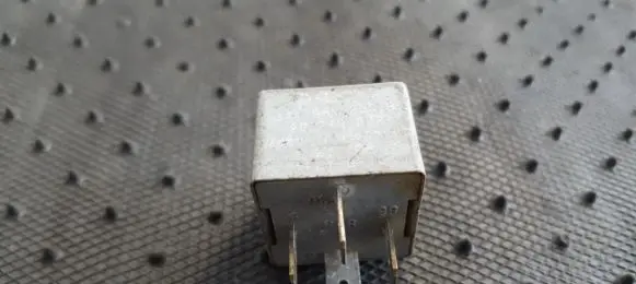 Volkswagen PASSAT B5.5 Other relay 141951253B 20240072