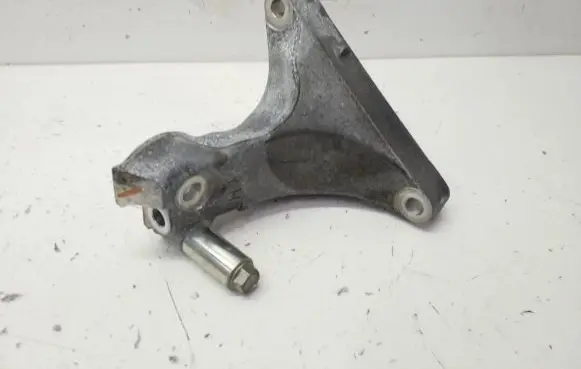Engine mounting bracket