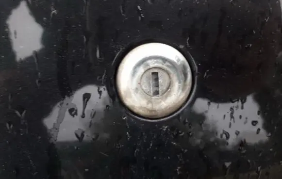 Renault Clio II Front door lock (next to the handle) 