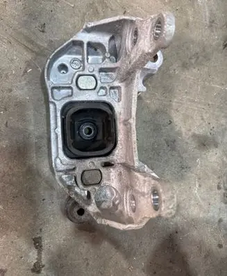 Nissan X-Trail T32 Engine mount bracket 112544BB1A