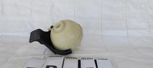 BMW i8 Coolant expansion tank/reservoir 7640831