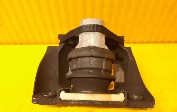 Volvo V60 Engine mount bracket 32137494