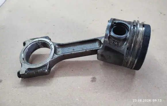 Nissan Qashqai Piston with connecting rod
