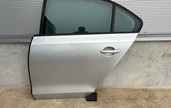 Volkswagen Jetta VI Rear door LA7W