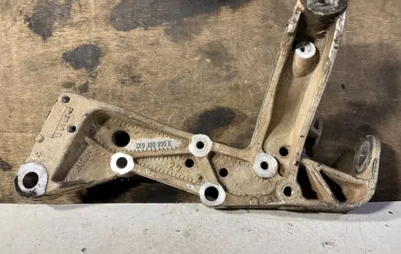 Volkswagen Golf V Engine mounting bracket 1K0199295E