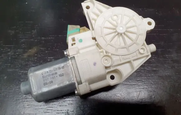 Mercedes-Benz ML W164 Front door window regulator motor A2518200842