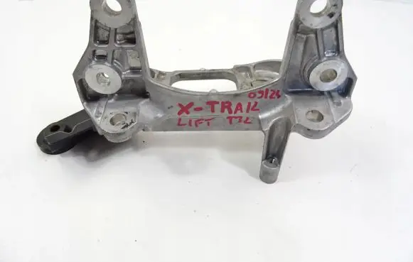 Nissan X-Trail T32 Engine mount bracket