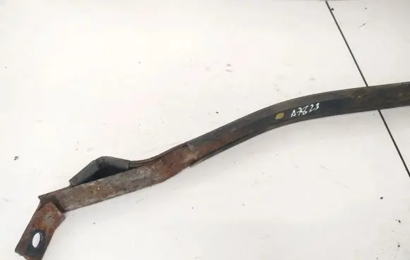 Fuel tank mounting bracket