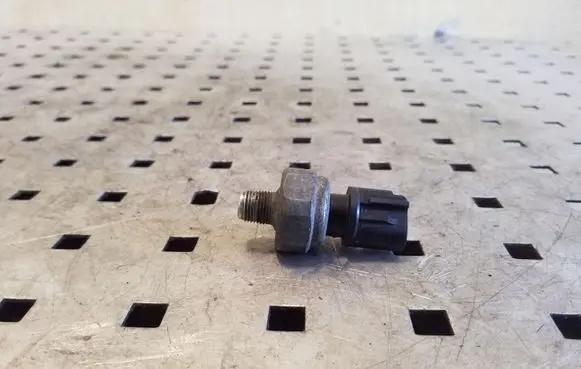 Toyota Avensis T220 Air conditioning (A/C) pressure sensor 