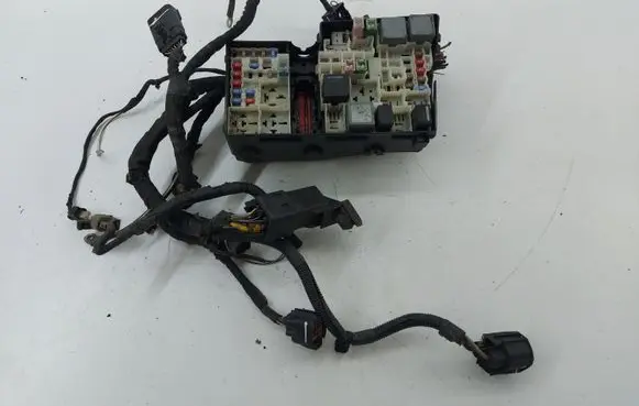 Volvo V40 Fuse module AV6T14A142AA
