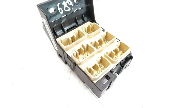 Toyota Avensis T250 Fuse module 8273405030