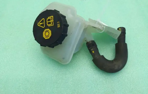 Mazda CX-3 Brake fluid reservoir K3239