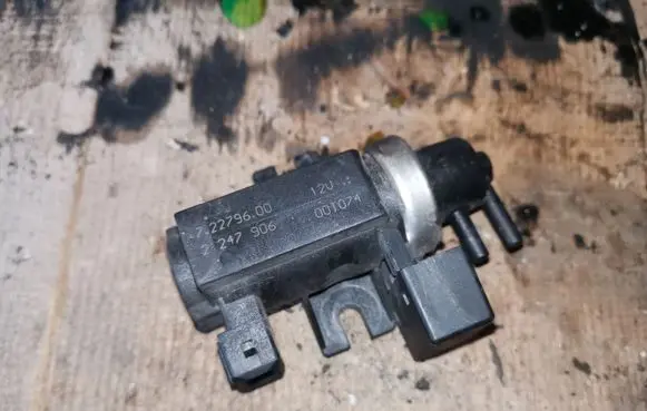 BMW 5 E39 Turbo solenoid valve 72279600 2247906