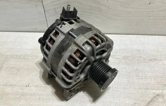 Dacia Sandero III Generator/alternator 231005175r
