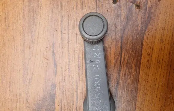 Ford Escort Front door window winding handle F0C65823342AAW BW0A-58-580 A88-41P0M