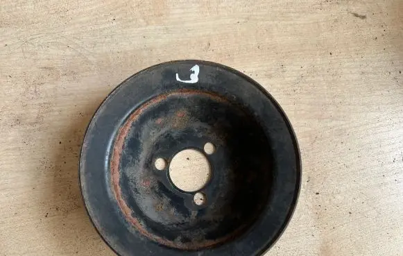 Volkswagen Golf III Water pump pulley 026121031D