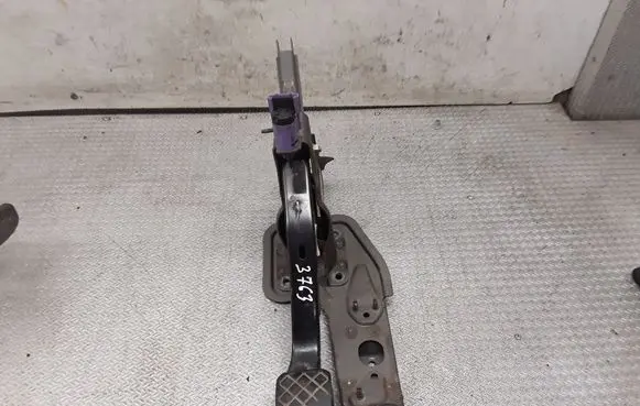 Volkswagen Transporter - Caravelle T5 Brake pedal 7H1721057