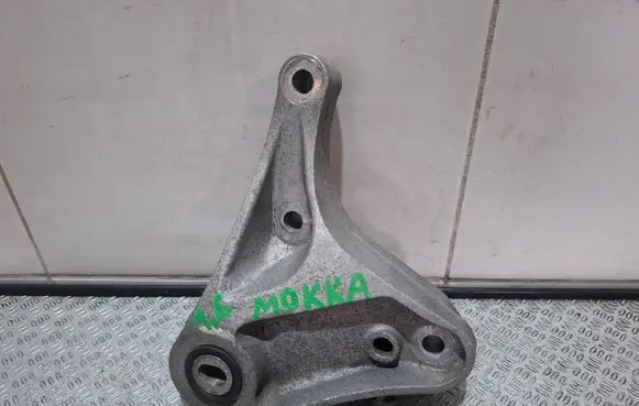 Opel Mokka Engine mounting bracket 96983905