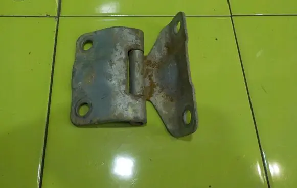 Mitsubishi L200 Shock absorber/damper mounting bracket PRAWY BURTY