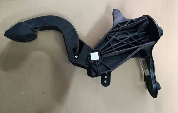 Opel Corsa F Clutch pedal P1008664a 84PX9G3206705 9824262180