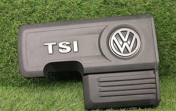 Volkswagen Jetta VI Engine cover (trim) 04E103925