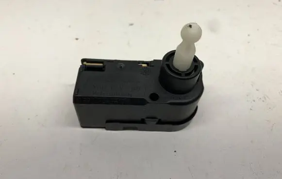 Headlight level adjustment motor