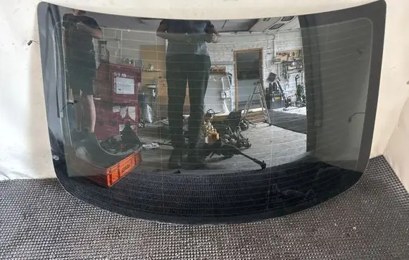 Volkswagen Jetta VI Rear windscreen/windshield window 5C6845051