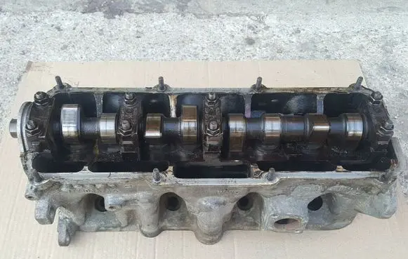 Volkswagen PASSAT B3 Engine head 037103373A