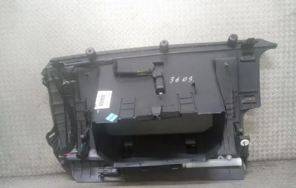 Volvo C30 Glove box 8626141