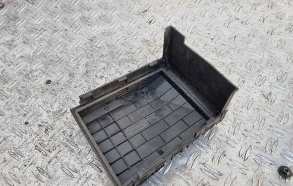 Volkswagen PASSAT B6 Fuse box cover 1K0937132F