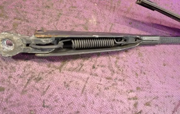 Renault Kangoo I Rear wiper blade arm 7700308804