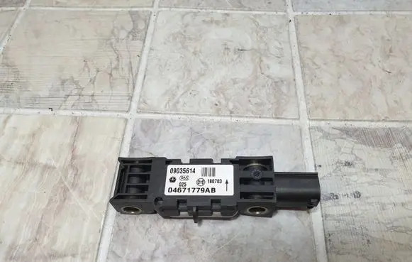 Chrysler Pacifica Airbag deployment crash/impact sensor 04671779AB 09035614 180703