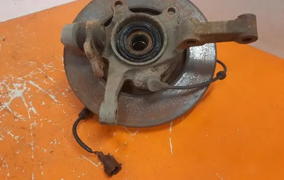 Nissan Pathfinder R50 Front wheel hub spindle knuckle