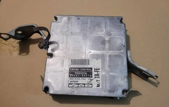Toyota Avensis T270 Engine control unit/module 8966105370 MB1757009362 1757009362