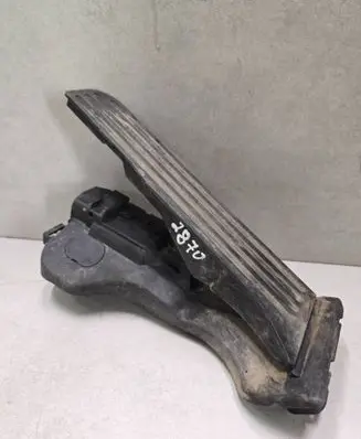 Accelerator throttle pedal