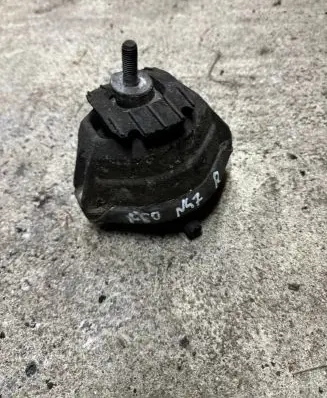 BMW 5 E60 E61 Engine mount bracket 6769874