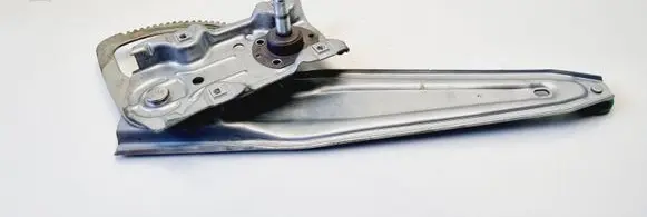 Rear door manual window regulator