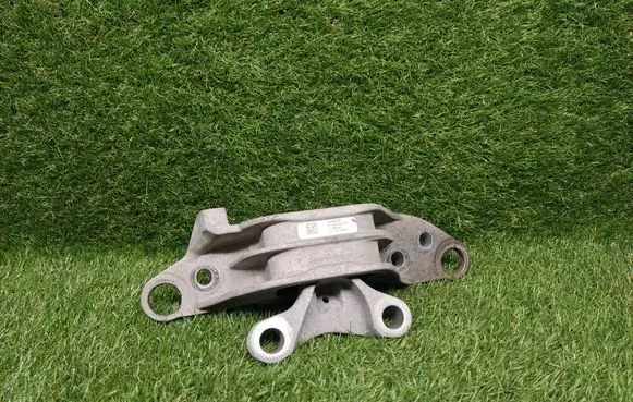 Chevrolet Cruze II Engine mount bracket 39096914 810958140