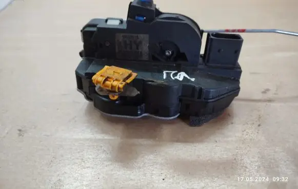 Opel Mokka Front door lock 13579518