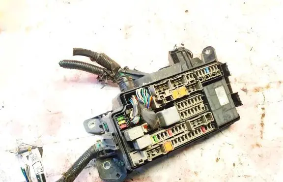 Toyota C-HR I Fuse box set 82111f4s60 7872-3w