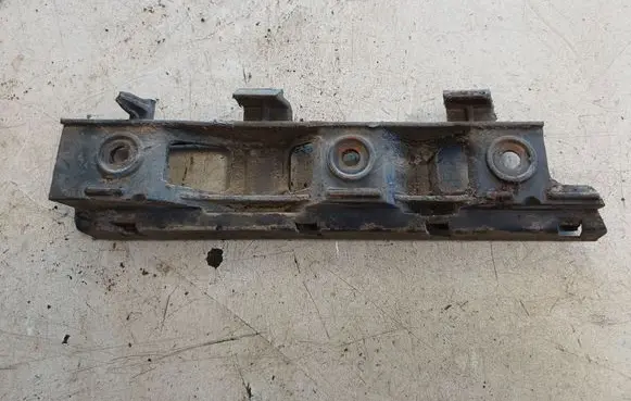 Front bumper mounting bracket