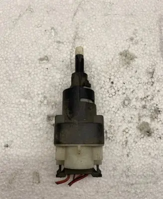 Volkswagen PASSAT B5 Brake pedal sensor switch 1K2945511
