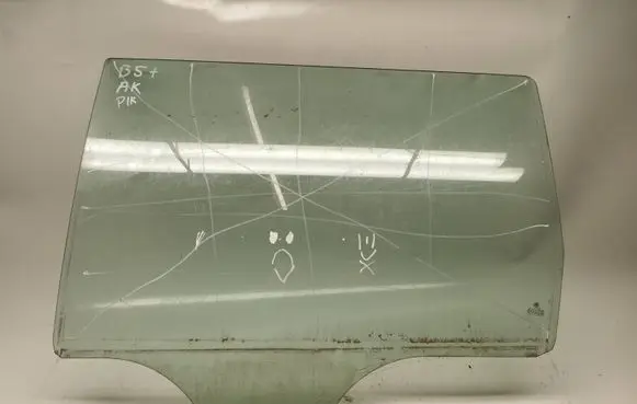Volkswagen PASSAT B5.5 Rear door window glass 43R00081